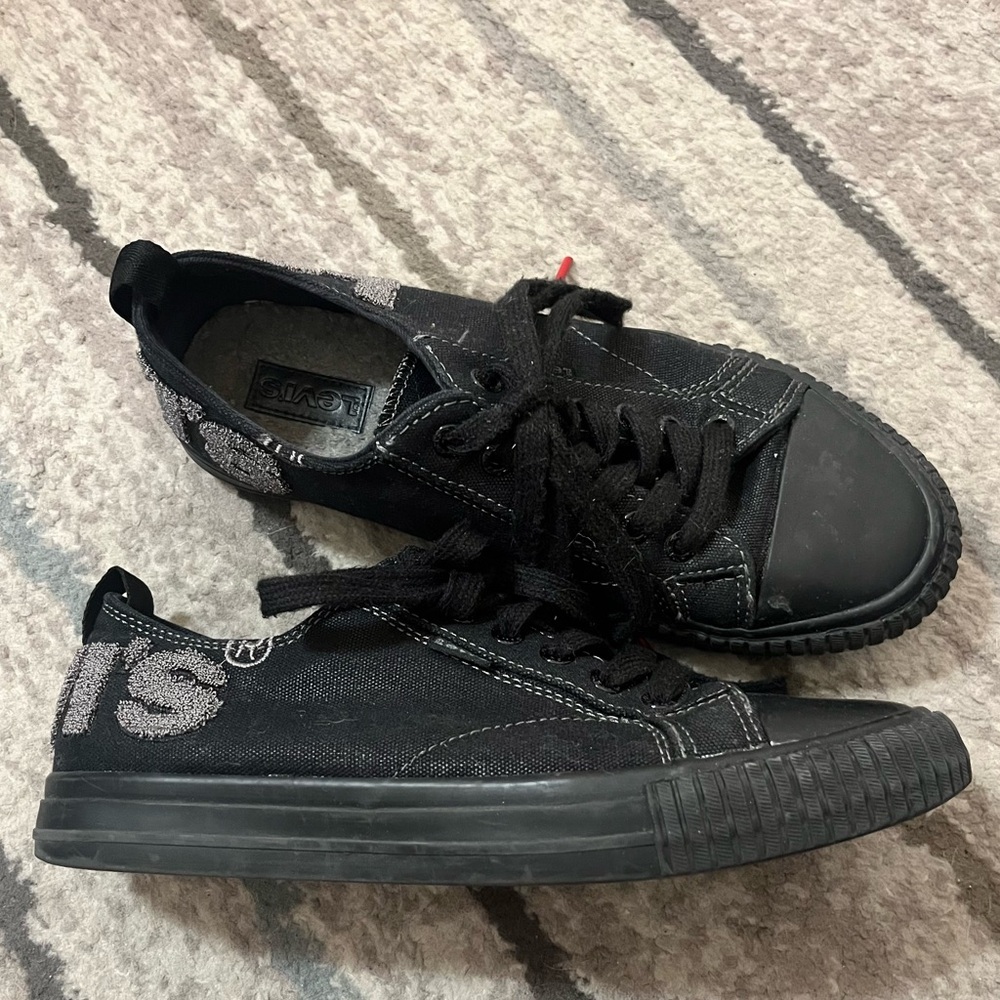 Levi’s Black Canvas Low-Top Sneakers, size 7